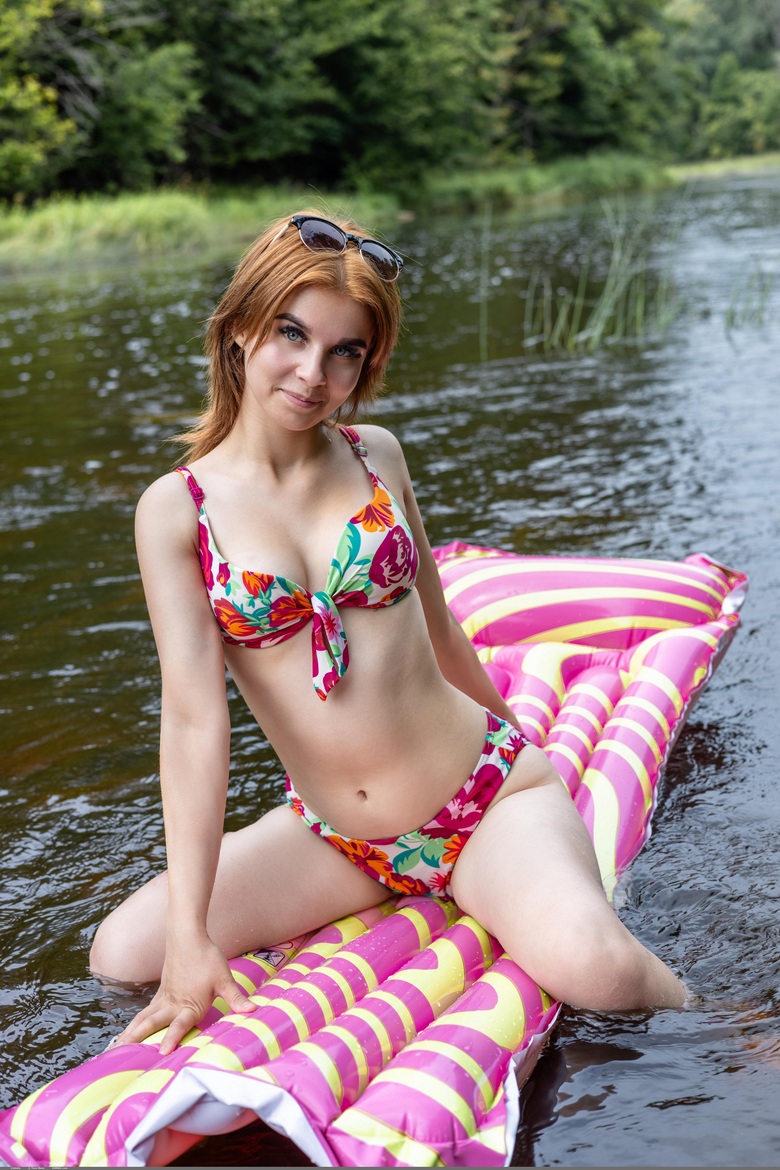 Lizbete at lake