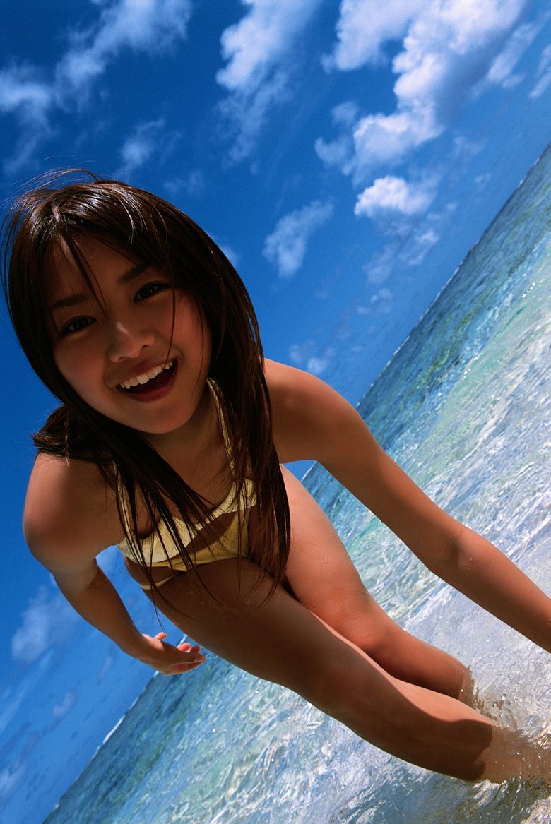 Sexy Asian Idol Natsumi Kamata in bikini