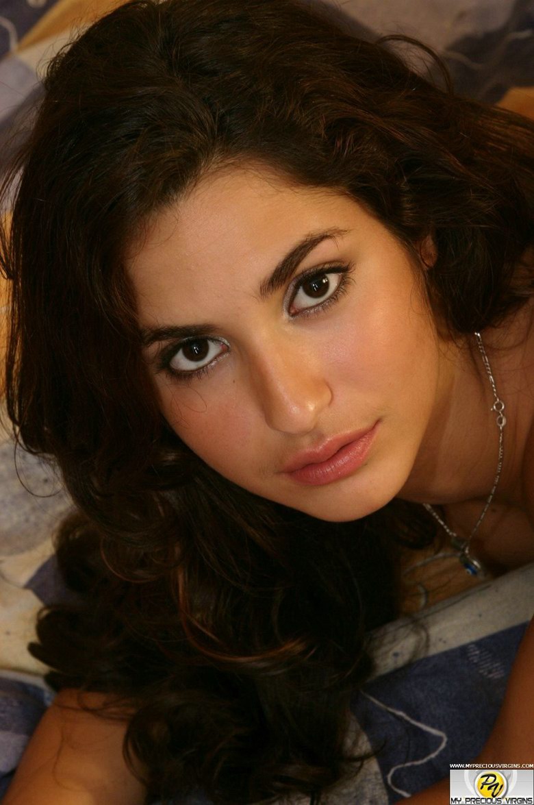 Giselle poses on bed