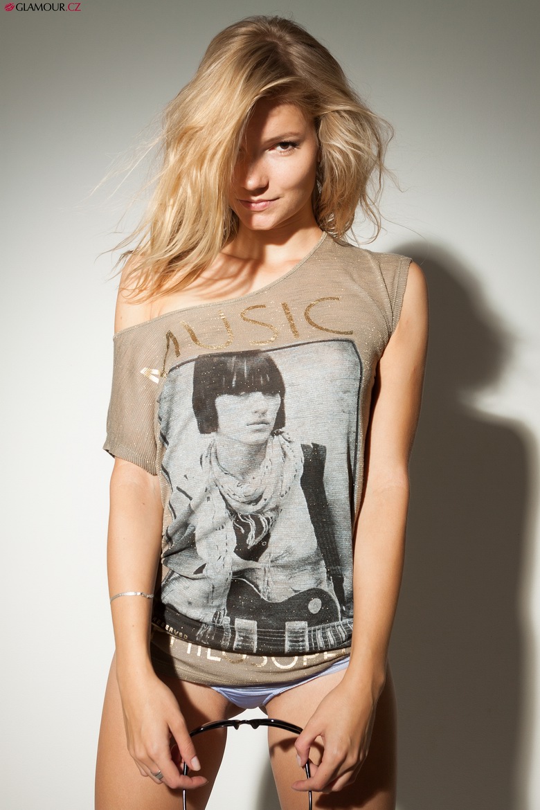 Skinny babe Denisa