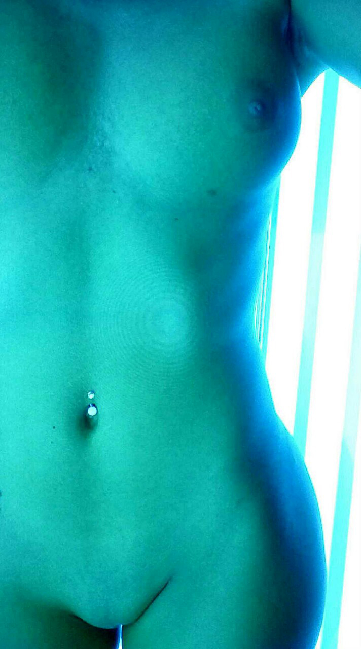 Super Babes In Solarium Selfies