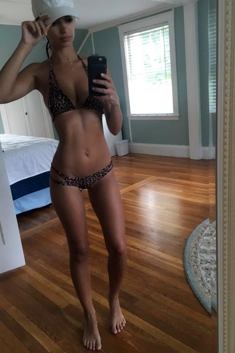 Sexy Emily Ratajkowski Nude Photos