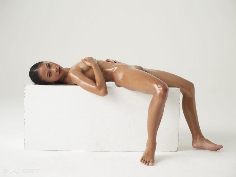 Flexible Hiromi displays her skinny body