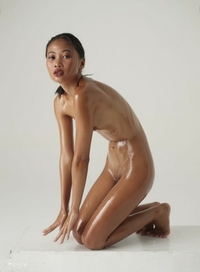 Flexible Hiromi displays her skinny body
