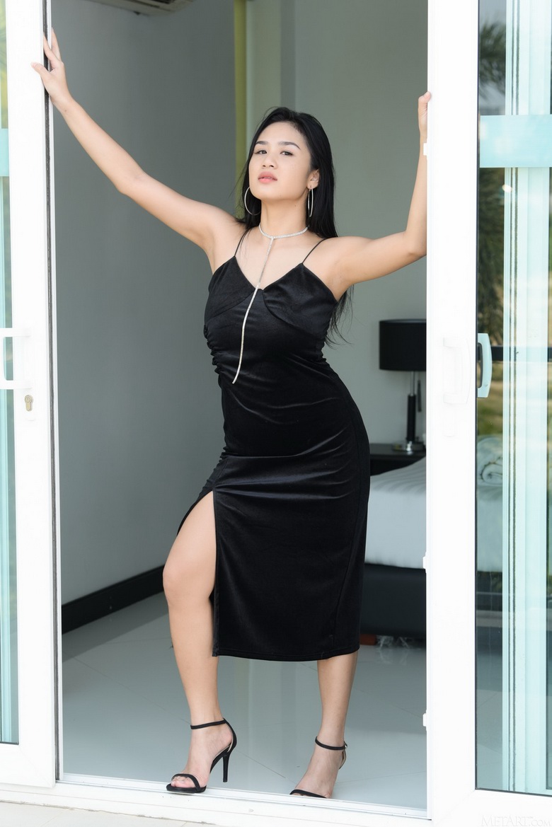 Kahlisa gets naked and spreads